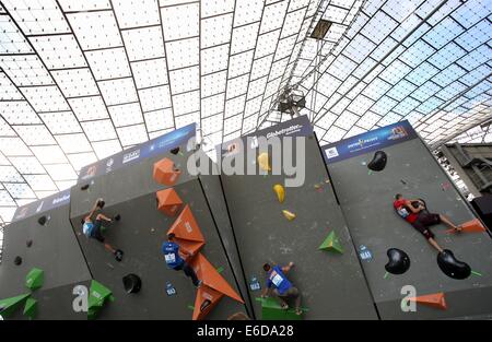 Munich, Allemagne. 21e Août, 2014. Les athlètes de divers pays durant la montée libre sans cordes lors du premier bouldering championships à Munich, Allemagne, 21 août 2014. 210 athlètes de 44 pays prennent part à la compétition. Photo : STEPHAN JANSEN/dpa/Alamy Live News Banque D'Images