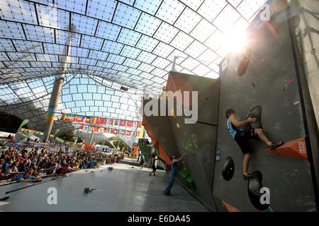 Munich, Allemagne. 21e Août, 2014. Les athlètes de divers pays durant la montée libre sans cordes lors du premier bouldering championships à Munich, Allemagne, 21 août 2014. 210 athlètes de 44 pays prennent part à la compétition. Photo : STEPHAN JANSEN/dpa/Alamy Live News Banque D'Images