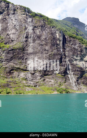 Fjord de Geiranger dans le sud de la Norvège est l'un des plus beaux fjords. Les falaises à lieu directement à partir de l'eau. Banque D'Images