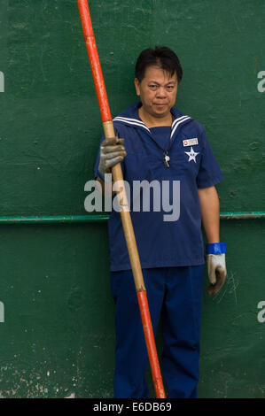 Passeur sur le Star Ferry traversant le port de Victoria, Hong Kong, Chine Banque D'Images