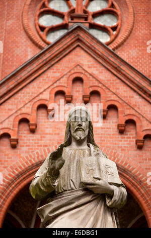 Jésus statue devant l'église de Gethsémani, dans la localité de Prenzlauer Berg à Berlin, Germany, Europe Banque D'Images