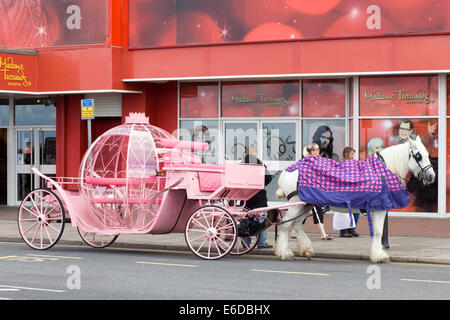 L'extérieur du chariot Cendrillon Madame Tussauds le long du front de mer de Blackpool Lancashire UK Banque D'Images