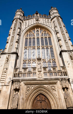 Anges et montant et descendant sur des échelles de façade, église abbatiale, Bath, Somerset, Angleterre Banque D'Images