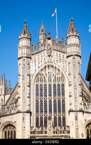 Anges et montant et descendant sur des échelles de façade, église abbatiale, Bath, Somerset, Angleterre Banque D'Images