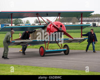Une réplique ww1 triplan Fokker triplane, aéronefs à l'aérodrome d'aviation générale Breighton,près de Selby, Yorkshire, UK Banque D'Images