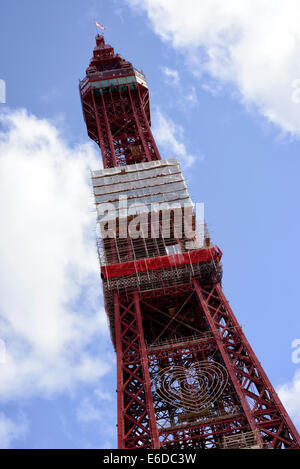 La tour de Blackpool, dans le Lancashire, Angleterre Vue de la promenade et faisant la preuve de l'entretien Banque D'Images