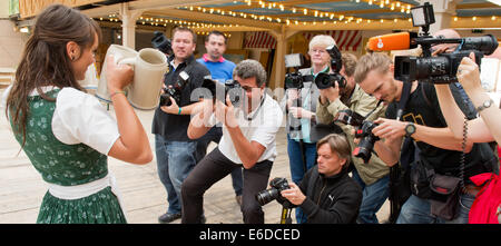 Munich, Allemagne. 21e Août, 2014. Julia présente le nouveau Wies'n Beer mug pour 2014 à l'Oktoberfest sur la Theresienwiese à Munich, Allemagne, 21 août 2014. L'Oktoberfest a lieu du 20 septembre au 05 octobre de cette année. Photo : PETER KNEFFEL/dpa/Alamy Live News Banque D'Images