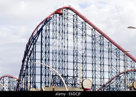 Rollercoaster sur la plage Pleasure de Blackpool Lancashire UK Banque D'Images