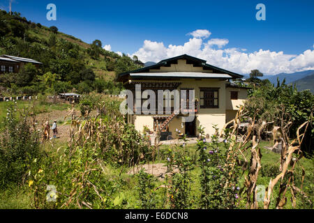 L'est du Bhoutan, Mongar, Yadi village, ferme traditionnelle entourée de jardin de légumes Banque D'Images