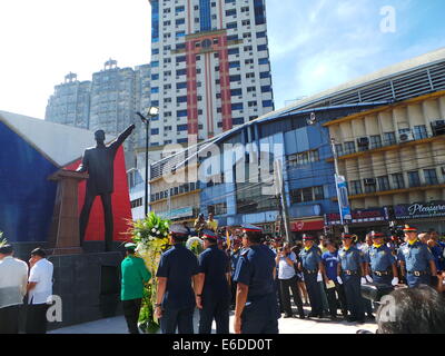 Quezon City, Philippines. 21e Août, 2014. Philippines commémore le 31e assassinat du sénateur Benigno Aquino Sr., père du président Benigno "Noynoy" Aquino Jr. les fonctionnaires du gouvernement de la ville de Quezon dirigé par le maire Herbert Park, à l'origine de la tradition d'une gerbe au monument de la Sénateur Aquino à Quezon Avenue cor. Timog Ave. à Quezon City. Credit : PACIFIC PRESS/Alamy Live News Banque D'Images
