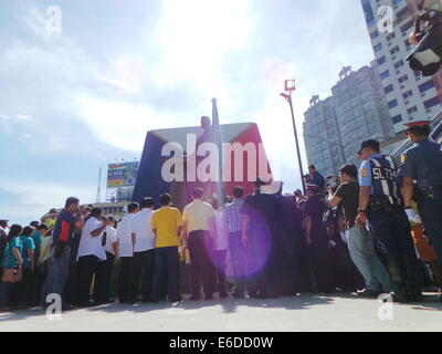 Quezon City, Philippines. 21e Août, 2014. Philippines commémore le 31e assassinat du sénateur Benigno Aquino Sr., père du président Benigno "Noynoy" Aquino Jr. les fonctionnaires du gouvernement de la ville de Quezon dirigé par le maire Herbert Park, à l'origine de la tradition d'une gerbe au monument de la Sénateur Aquino à Quezon Avenue cor. Timog Ave. à Quezon City. Credit : PACIFIC PRESS/Alamy Live News Banque D'Images