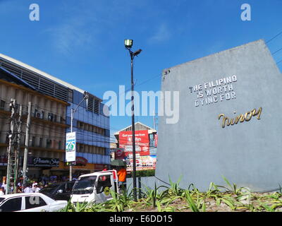 Quezon City, Philippines. 21e Août, 2014. Philippines commémore le 31e assassinat du sénateur Benigno Aquino Sr., père du président Benigno "Noynoy" Aquino Jr. les fonctionnaires du gouvernement de la ville de Quezon dirigé par le maire Herbert Park, à l'origine de la tradition d'une gerbe au monument de la Sénateur Aquino à Quezon Avenue cor. Timog Ave. à Quezon City. Credit : PACIFIC PRESS/Alamy Live News Banque D'Images