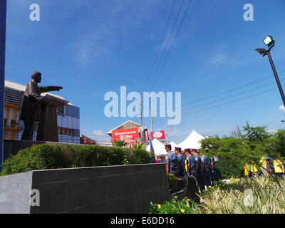 Quezon City, Philippines. 21e Août, 2014. Philippines commémore le 31e assassinat du sénateur Benigno Aquino Sr., père du président Benigno "Noynoy" Aquino Jr. les fonctionnaires du gouvernement de la ville de Quezon dirigé par le maire Herbert Park, à l'origine de la tradition d'une gerbe au monument de la Sénateur Aquino à Quezon Avenue cor. Timog Ave. à Quezon City. Credit : PACIFIC PRESS/Alamy Live News Banque D'Images