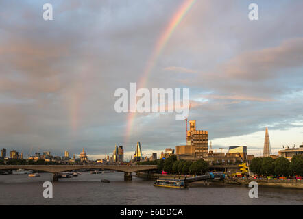 Londres Ville paysage urbain avec arc-en-ciel sur le pont de Waterloo, Tamise, établissement emblématique de nombreux bâtiments gratte-ciel sur skyline Banque D'Images