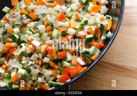 Couper les légumes râpés dans wok Banque D'Images