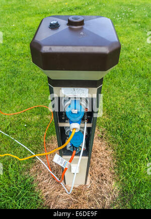 L'approvisionnement en électricité d'un fort avec des connexions et câbles sur une caravane Camping Club en Angleterre, Royaume-Uni. Banque D'Images