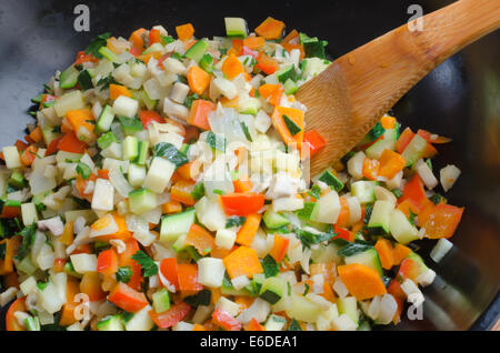 Couper les légumes râpés dans wok Banque D'Images