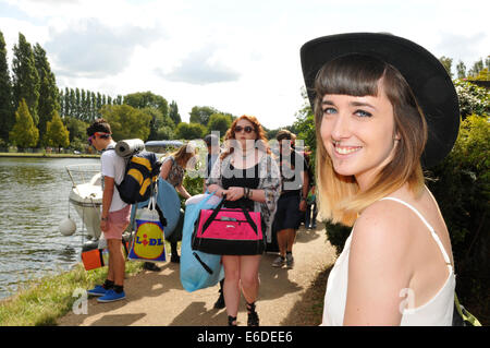 Reading, Berkshire, Royaume-Uni. 21 août, 2014. Alex de Rockley arrive au Festival de musique de lecture par la Tamise. Le festival fonctionne depuis les années 1970 et a lieu chaque année sur la banque août maison de vacances. Crédit : Tim Redgrove/ Alamy Live News Banque D'Images