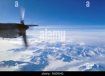 Les montagnes des Alpes vu depuis un avion cargo C-130 Hercules de l'Armée de l'air italienne Banque D'Images