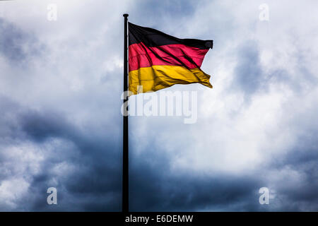Storm clouds gathering derrière le drapeau allemand, symbole de la crise politique, de la guerre ou de troubles civils. Banque D'Images