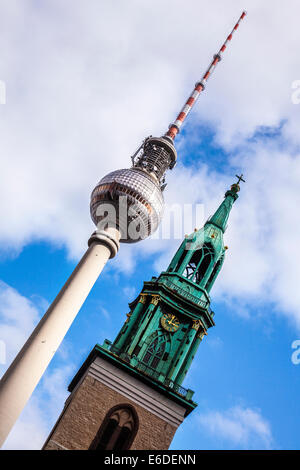 La Fernsehturm ou tour de télévision et la Marienkirche à Berlin, une juxtaposition de la religion et de la science. Banque D'Images