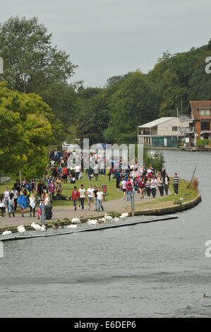 Reading, Berkshire, Royaume-Uni. 21 août, 2014. Les fans de musique arrivent pour le Festival de musique de lecture par la Tamise en lecture. Le festival fonctionne depuis les années 1970 et a lieu chaque année sur la banque août maison de vacances. Crédit : Tim Redgrove/ Alamy Live News Banque D'Images