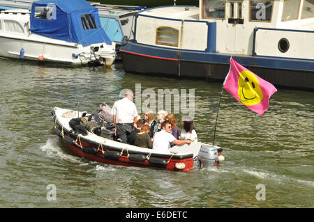 Reading, Berkshire, Royaume-Uni. 21 août, 2014. Les fans de musique arrivent par bateau pour le Festival de musique de lecture par la Tamise en lecture. Le festival fonctionne depuis les années 1970 et a lieu chaque année sur la banque août maison de vacances. Crédit : Tim Redgrove/ Alamy Live News Banque D'Images