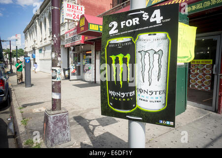 Pour la publicité de la marque Monster energy drinks sont vus sur un lampadaire extérieur d'une bodega dans le Bronx borough de New York Banque D'Images