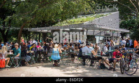 La foule des amateurs de burger manger le déjeuner dans la cabane à secouer dans le Madison Square Park de New York Banque D'Images