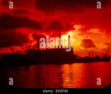 Coucher du soleil à Battersea Power Station London UK Banque D'Images