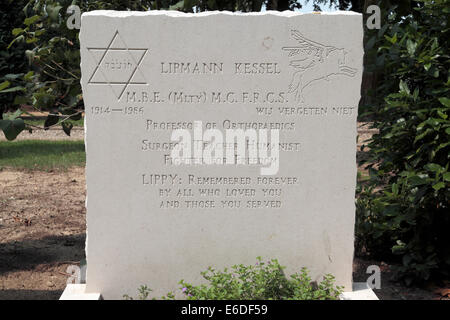 La tombe de chirurgien Lipmann Kessel MC dans le cimetière local Oosterbeek, près de Arnhem, aux Pays-Bas. Banque D'Images