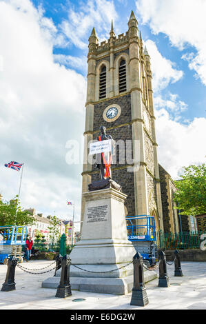 Saunderson statue à Portadown décore avec une écharpe orange, la carte indique "Si encore mort parle'. Banque D'Images