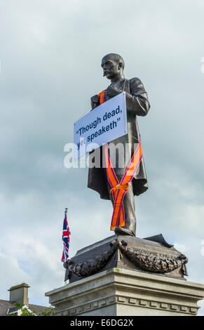 Saunderson statue à Portadown décore avec une écharpe orange, la carte indique "Si encore mort parle'. Banque D'Images