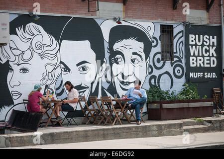 Diners à la terrasse d'un café dans le quartier de bushwick à Brooklyn new york Banque D'Images