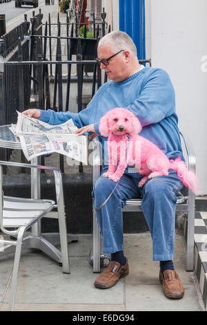 L'Angleterre, Londres, la Gay Pride Parade annuelle, Gay-spectateurs avec caniche Rose Banque D'Images