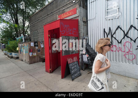 Le restaurant branché de Roberta dans le quartier de Bushwick à Brooklyn New York Banque D'Images