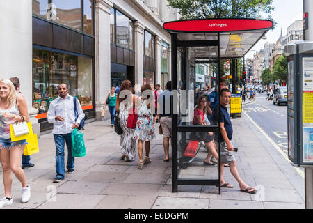 Shoppers sur Oxford street-London Banque D'Images