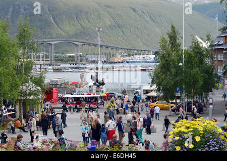 Le centre-ville de Tromso,personnes shopping.ville populaire pour RoaldAmundsen, étant plus au nord , ArcticCathedral,festivals modernes Banque D'Images