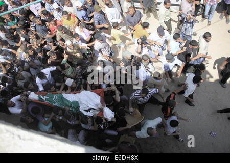 La bande de Gaza. 21e Août, 2014. Les Palestiniens portent le corps de Mohammed Abu Shammala, un des trois hauts commandants du Hamas lors de ses funérailles à Rafah dans le sud de la bande de Gaza. Credit : PACIFIC PRESS/Alamy Live News Banque D'Images