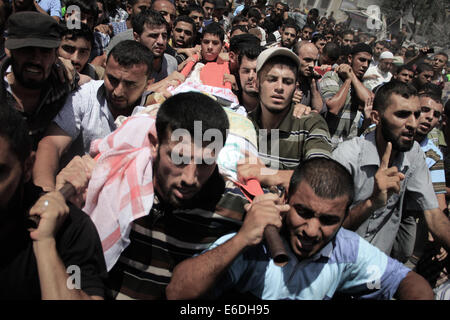 La bande de Gaza. 21e Août, 2014. Les Palestiniens portent le corps de Mohammed Abu Shammala, un des trois hauts commandants du Hamas lors de ses funérailles à Rafah dans le sud de la bande de Gaza. Credit : PACIFIC PRESS/Alamy Live News Banque D'Images