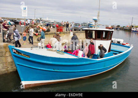 Bonne nouvelle journée de voyage voile renvoyé par l'Iles Farne, port de Seahouses , Northumberland, avec passagers débarqués Banque D'Images