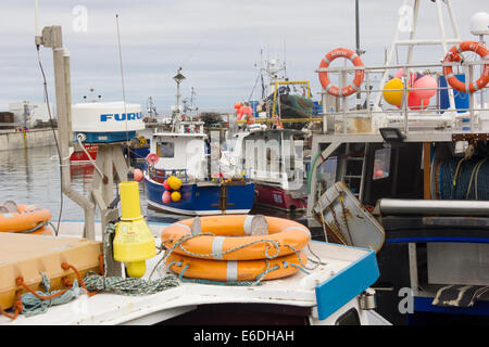 Les bateaux de pêche avec des casiers à homard, garde-boue et de la vie, des bouées, de Seahouses Northumberland, England, UK Banque D'Images