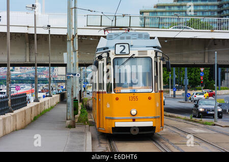 Budapest tramway jaune dans le cadre du système de transport public de la ville Banque D'Images