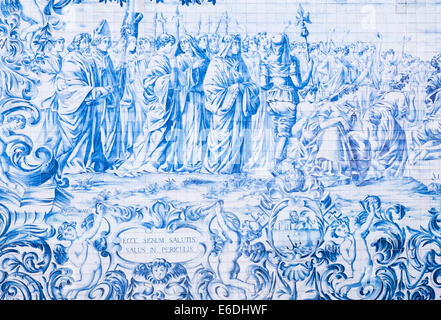 Azulejos carreaux bleu peinture représentant une scène religieuse sur le mur extérieur de l'église Igreja das Carmelitas Porto Portugal Banque D'Images