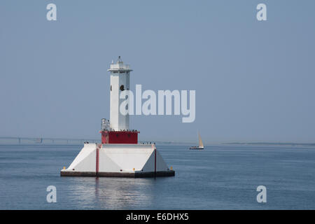 Le Michigan, l'île Mackinac. Ronde historique Island Passage Lumière, c.1948, Mackinac Bridge dans la distance. Banque D'Images