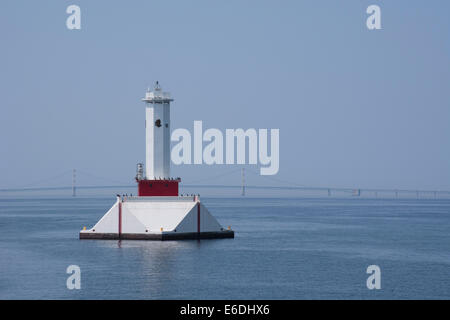 Le Michigan, l'île Mackinac. Ronde historique Island Passage Lumière, c.1948, Mackinac Bridge dans la distance. Banque D'Images
