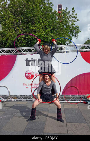 Les artistes interprètes ou exécutants avec cerceaux sur la Butte à Édimbourg en Écosse au cours de la Fringe Festival 2014 Banque D'Images