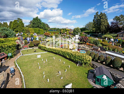 Terrains de cricket et joueurs à Beconscot Village modèle fer & Angleterre Beaconsfield Banque D'Images