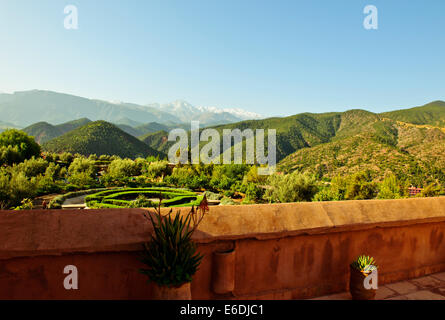 Vallée de l'Ourika & Kasbah Hotel,Air frais des montagnes, vallées fertiles avec enneigés des montagnes du Haut Atlas,Villages,Maroc Banque D'Images