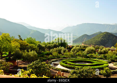 Vallée de l'Ourika & Kasbah Hotel,Air frais des montagnes, vallées fertiles avec enneigés des montagnes du Haut Atlas,Villages,Maroc Banque D'Images